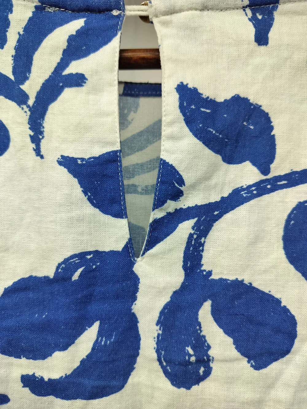 Tru Luxe Blue Floral Linen Blend Tie Sleeve Coastal Blouse - Picture 8 of 8